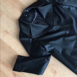 🧛🏻‍♀️ Satin finish trench coat 🖤